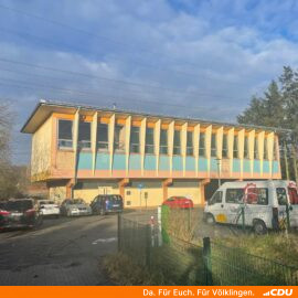 Dringende Sanierung des Hallenbodens und weiterer Innenbereiche der Turnhalle Fenne nach Dachreparatur