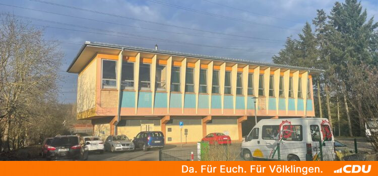 Dringende Sanierung des Hallenbodens und weiterer Innenbereiche der Turnhalle Fenne nach Dachreparatur Dringende Sanierung des Hallenbodens und weiterer Innenbereiche der Turnhalle Fenne nach Dachreparatur